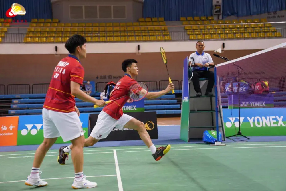 日本队鏖战中国队，黄鸭组合扛起全队