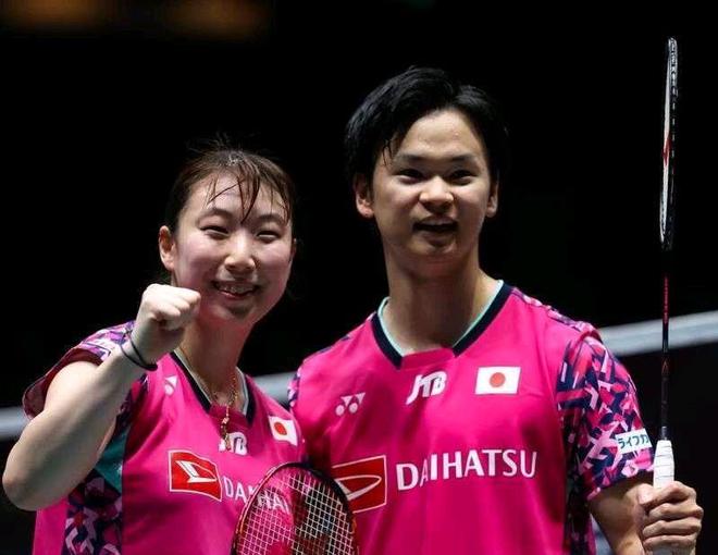 日本队鏖战中国队，黄鸭组合扛起全队