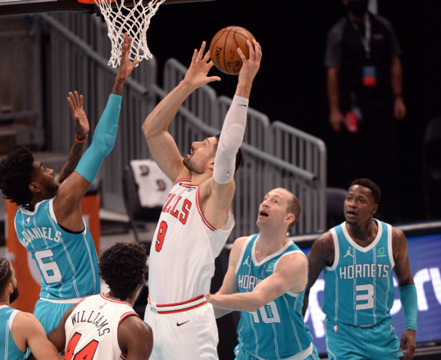 勇士横扫浙江队，拉文高光表现