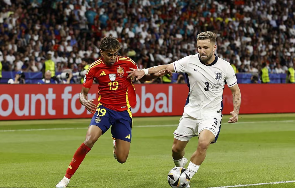 曼城碾压荷兰，奥亚尔萨瓦尔扛起全队