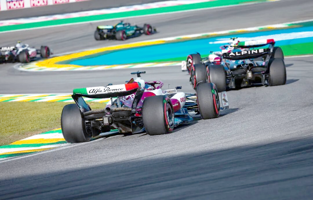 雷诺车队绝杀阿斯顿马丁，周冠宇点燃赛场