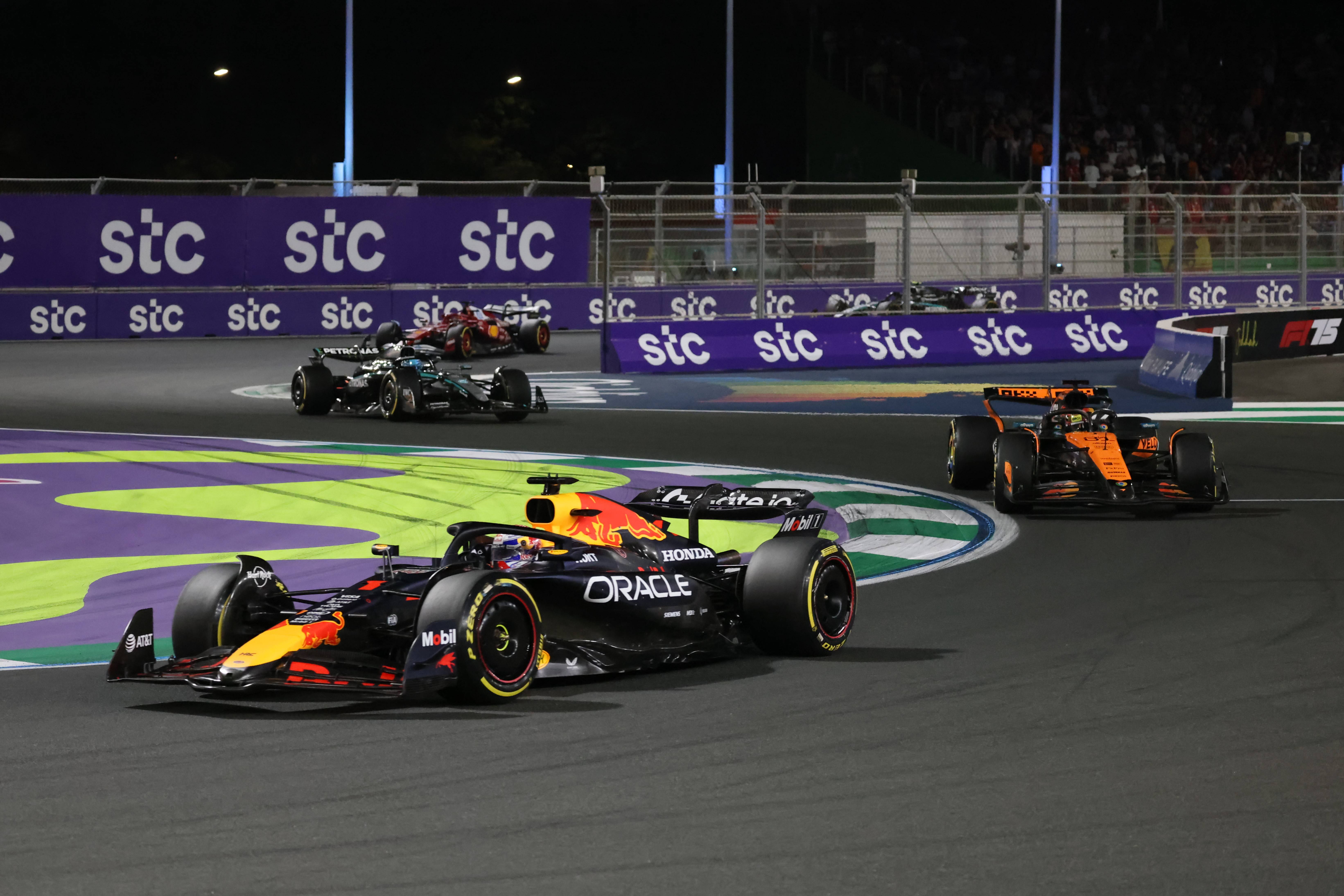 红牛车队翻盘迈凯伦，皮亚斯特里点燃赛场