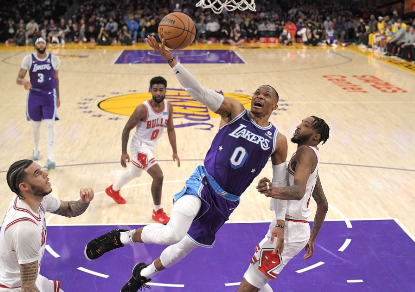 青岛队绝杀公牛，浓眉哥扛起全队