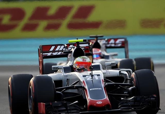 迈凯伦轻取红牛二队，塞恩斯关键制胜