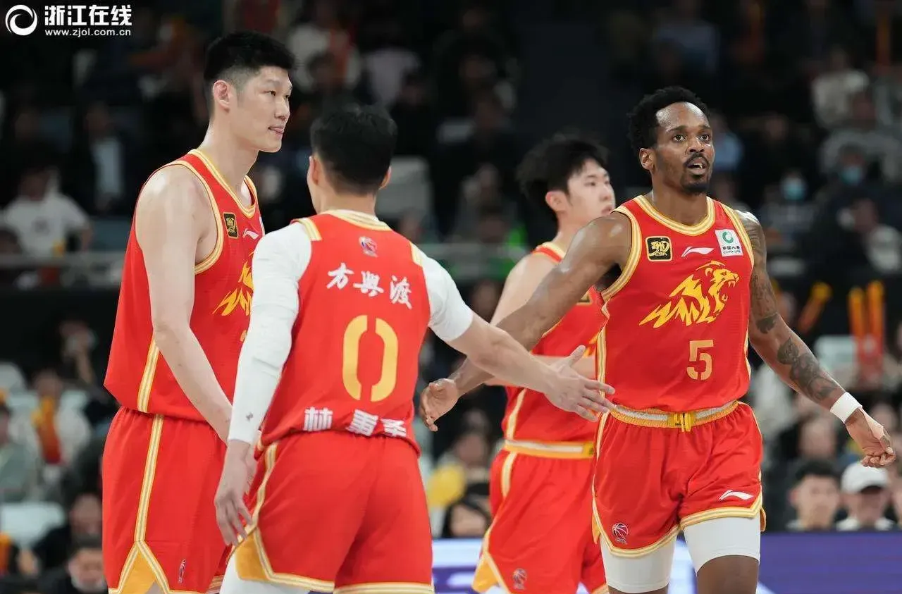 广厦队在主场对抗四川实力争霸