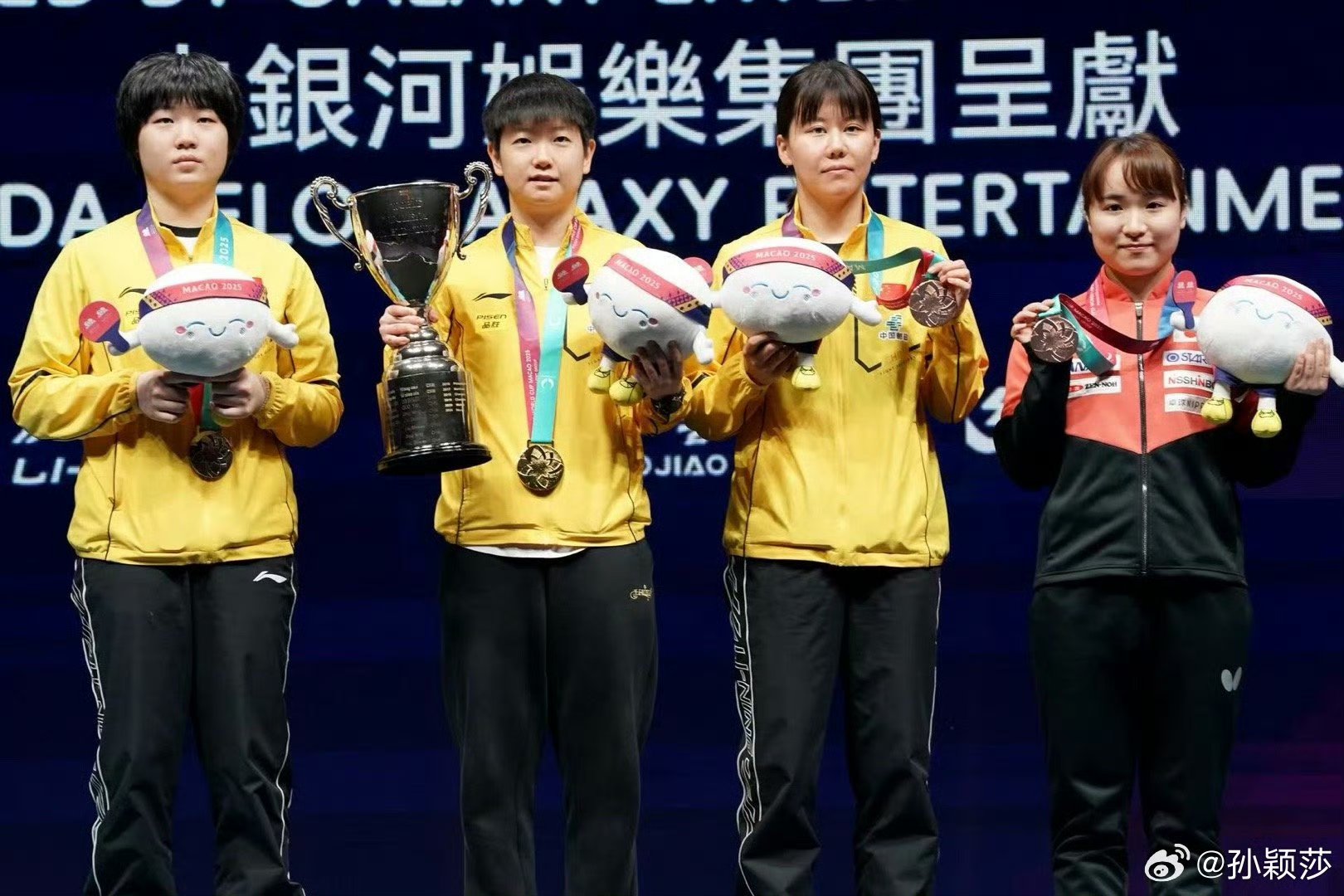 澳门球迷为自己的球队加油助威，希望他们取得胜利