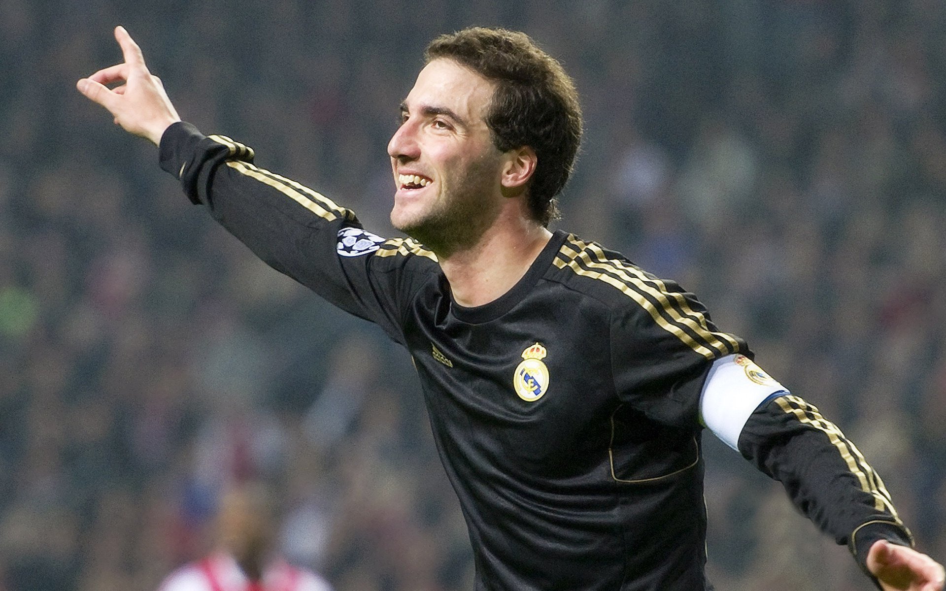 熊猫体育app-骑士连续得分压制雄鹿，杰伦·格林在焦点战证明自己